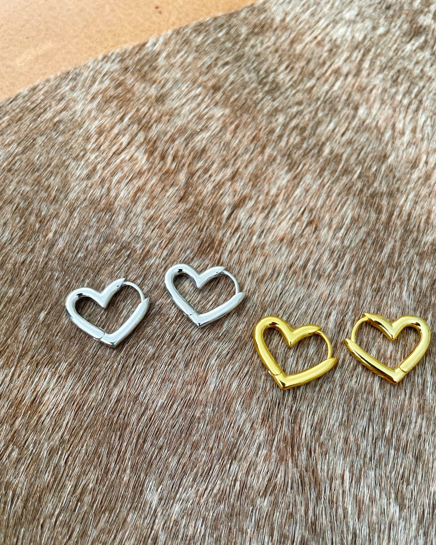 Gold and silver heart-shaped hoop earrings with geometric design – Refla