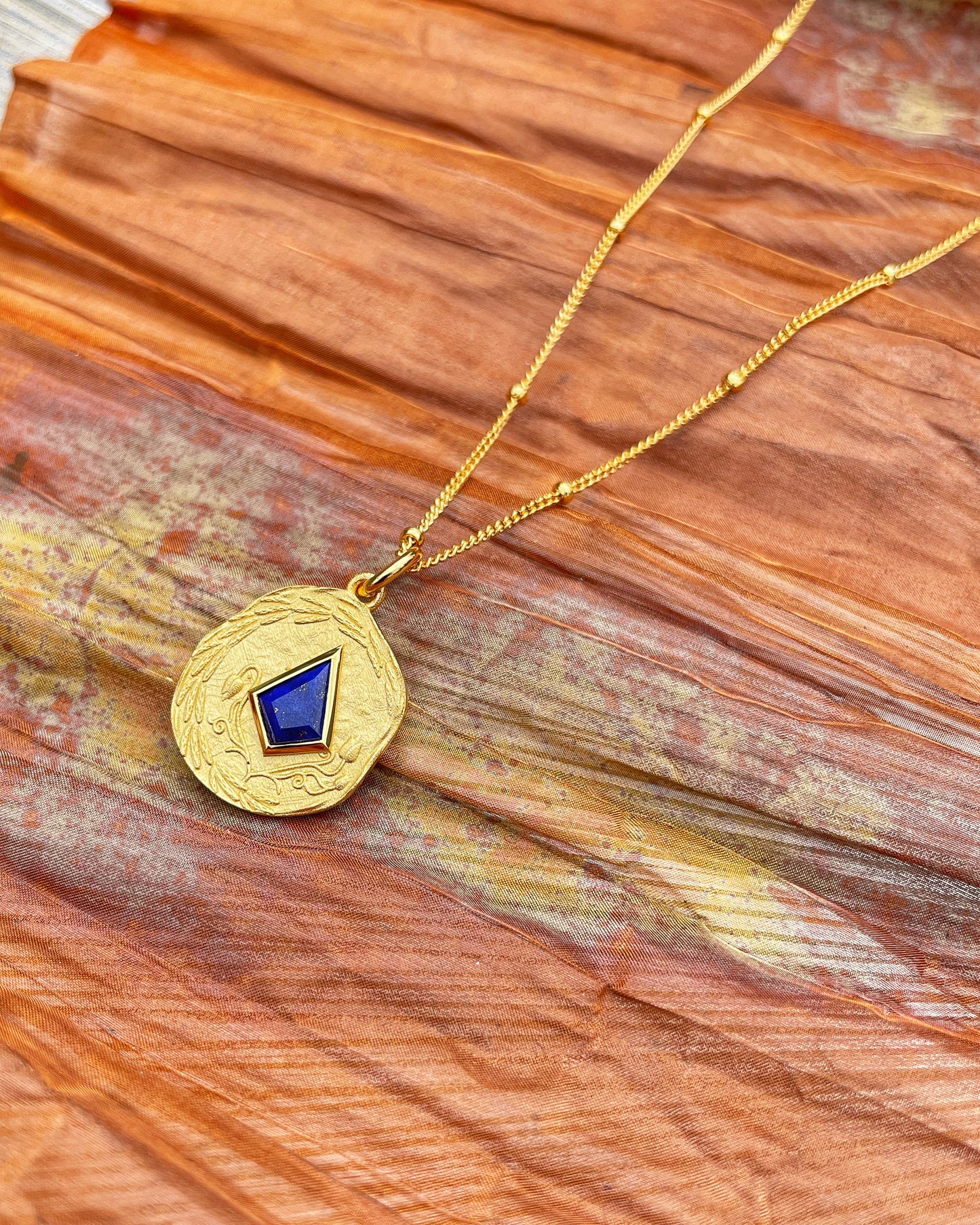 Gold pendant necklace with lapis lazuli and vine engraving – Lapis Vine by Refla