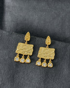 Gold rectangle earrings with hammered texture and dangling zircon drops – Refla