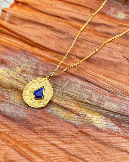 Gold pendant necklace with lapis lazuli and vine engraving – Lapis Vine by Refla
