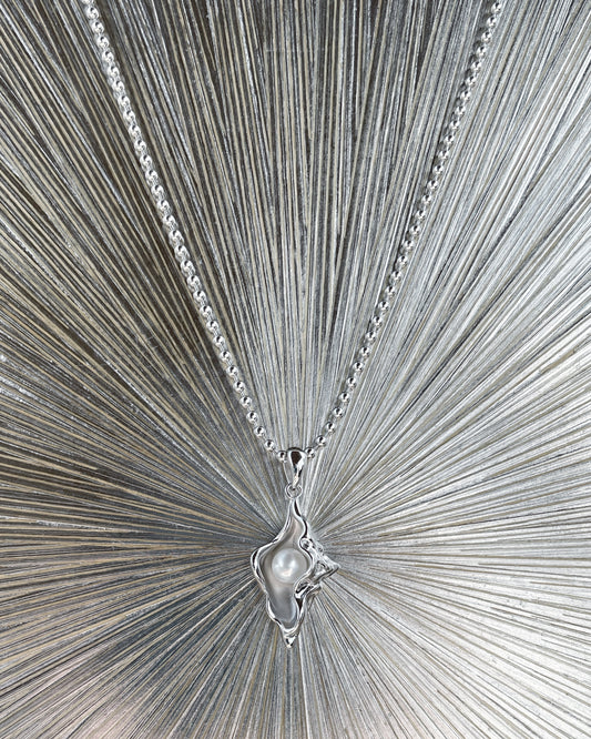 Sterling silver seashell necklace with 5.5mm pearl – Shellborn Pearl Necklace by Refla