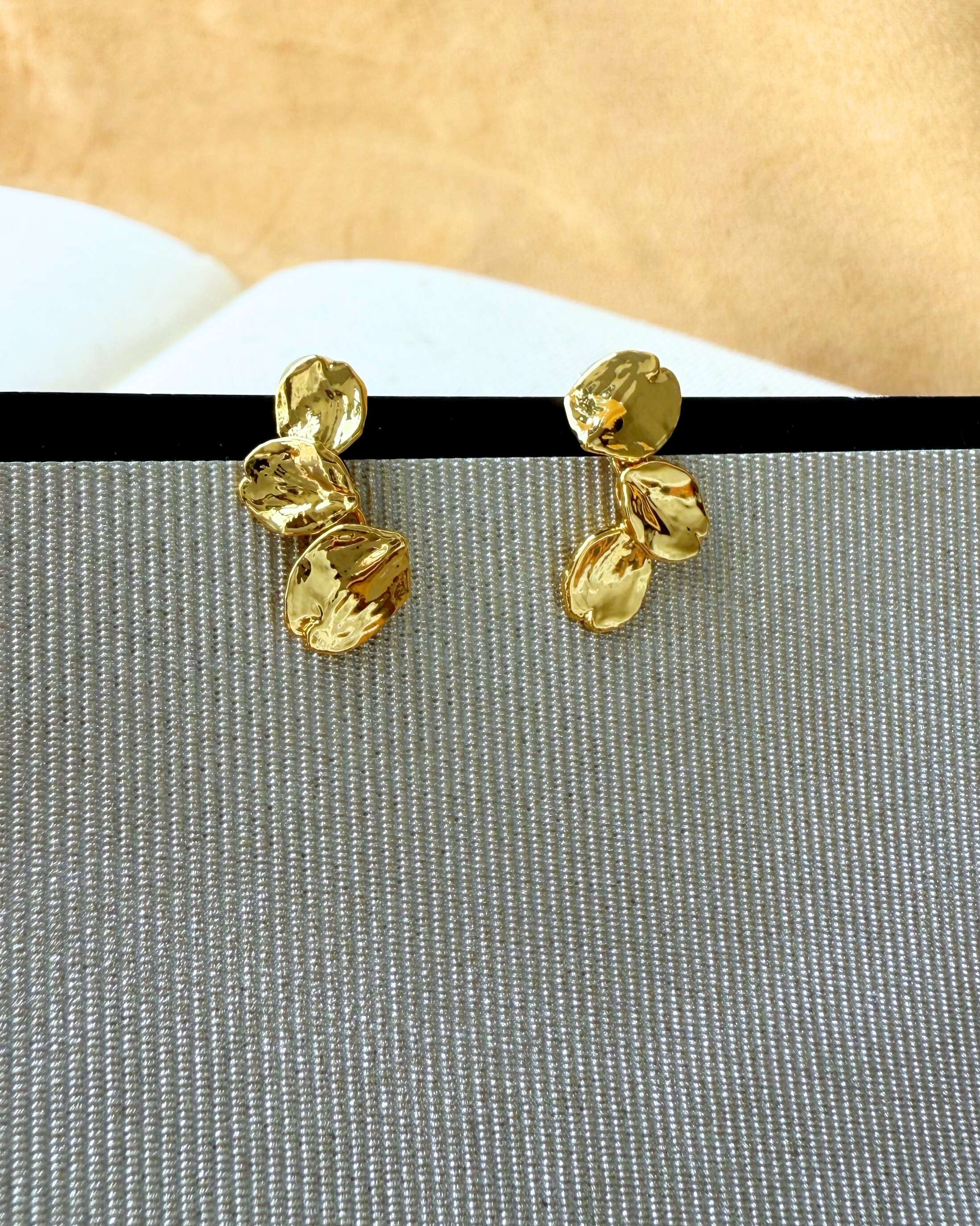Tiny Leaf Earring