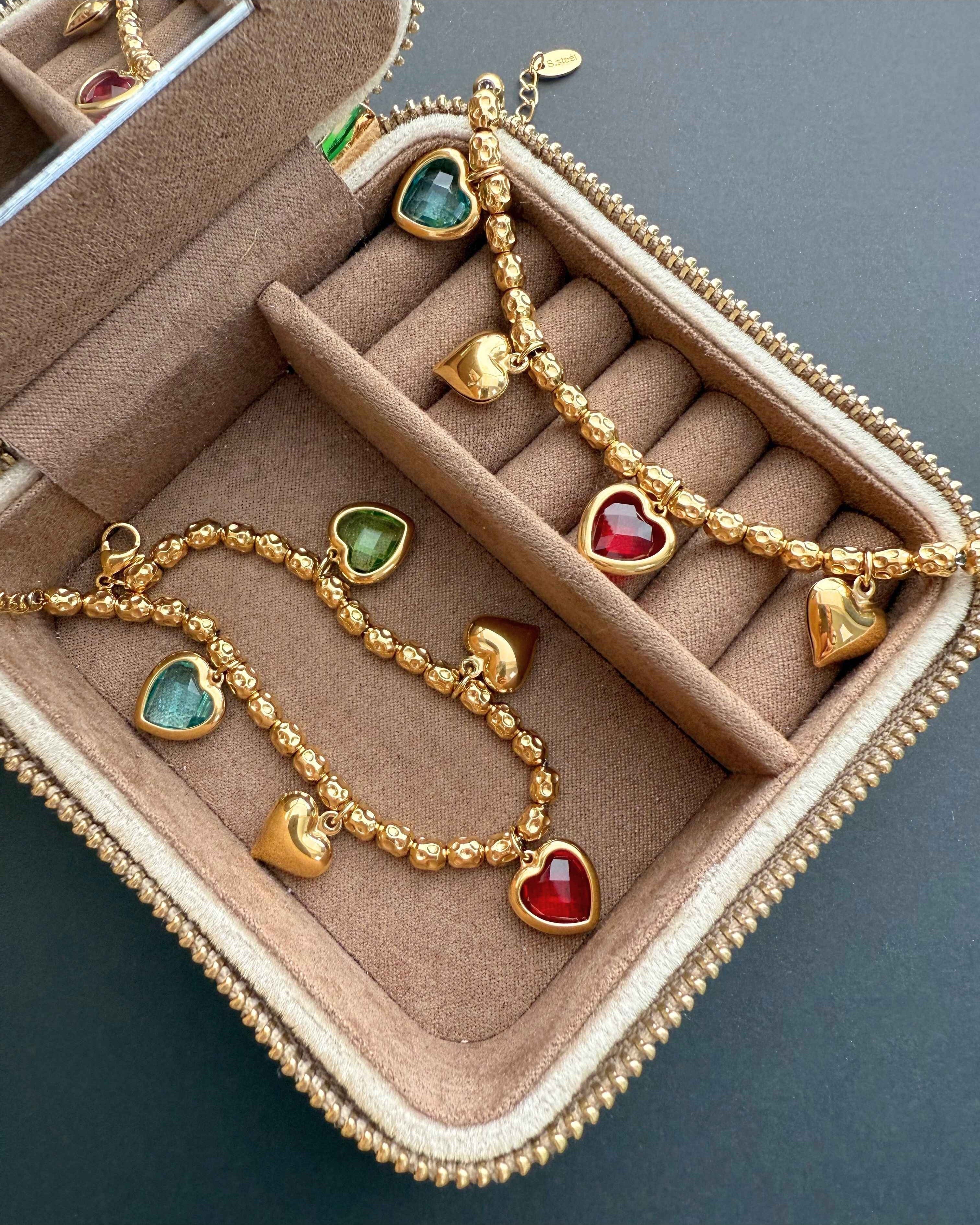 ReflA beaded bracelet with gold hearts and red/green zircon charms. 18K gold plated stainless steel.